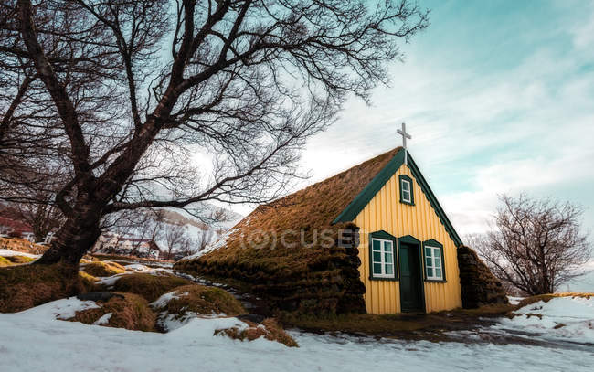 Paysage de l'église de gazon Hofskirkja dans le petit village de Hof Islande — Photo de stock