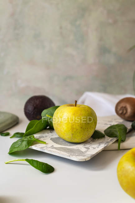 Ingredientes frescos para batido verde sobre fondo gris - foto de stock