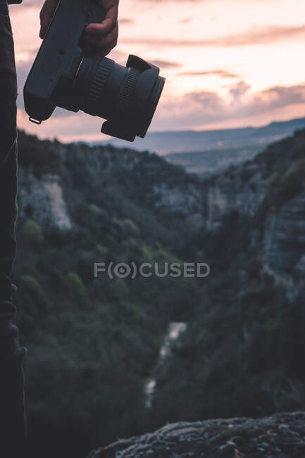 Erntehelfer mit professioneller Fotokamera steht am Monument Valley — Stockfoto