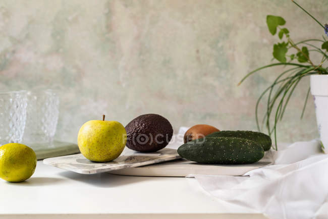 Ingredienti freschi per frullato verde su fondo grigio — Foto stock