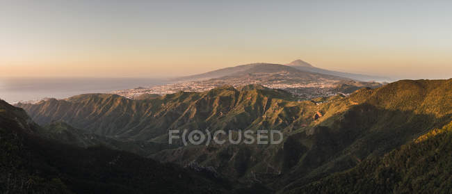Vista panorámica de la cordillera y la costa a la luz de la mañana, España - foto de stock