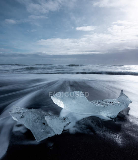 Enorme bloco de gelo na costa em Diamond Beach Islândia — Fotografia de Stock
