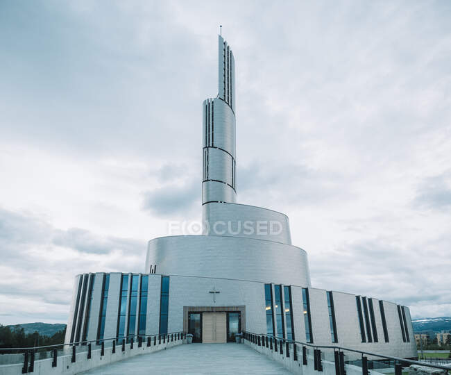 Elegante edificio de la catedral Northern Light en Alta en Noruega en el día de verano - foto de stock