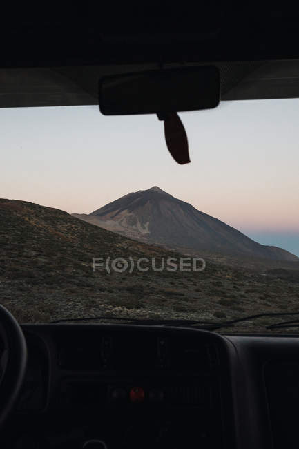 Вид на гору через вікно автомобіля на заході сонця — стокове фото