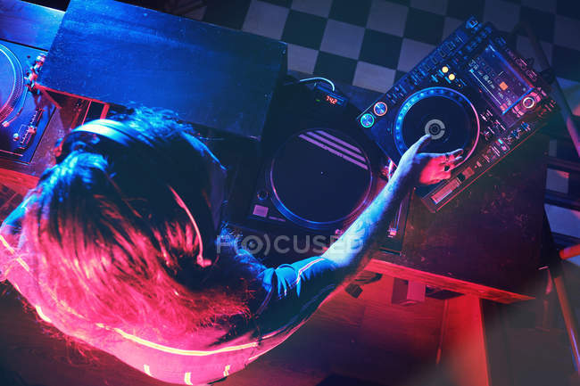 Anonymer DJ-Mann spielt in einem Club mit Lichtern — Stockfoto