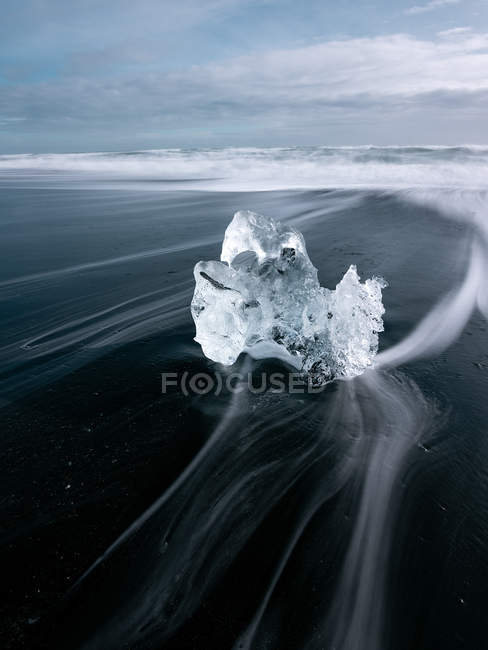 Énorme bloc de glace sur la côte à Diamond beach Islande — Photo de stock