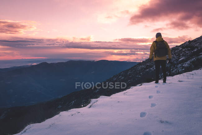 Turista anônimo na montanha nevada — Fotografia de Stock
