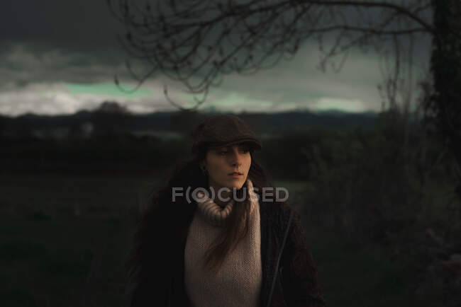 Молода жінка в теплому одязі в лісі — стокове фото