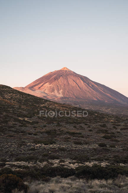 Гірський пік у пустельній долині на заході сонця — стокове фото