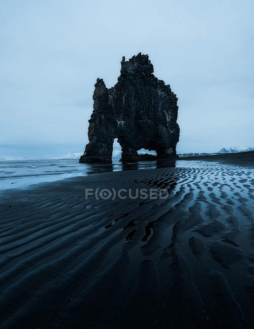 Мальовничий вид на пляж і рок утворення в сутінках в Hvtserkur Ісландії — стокове фото