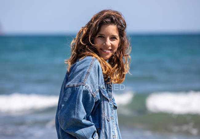 Jovem mulher caminhando na praia — Fotografia de Stock