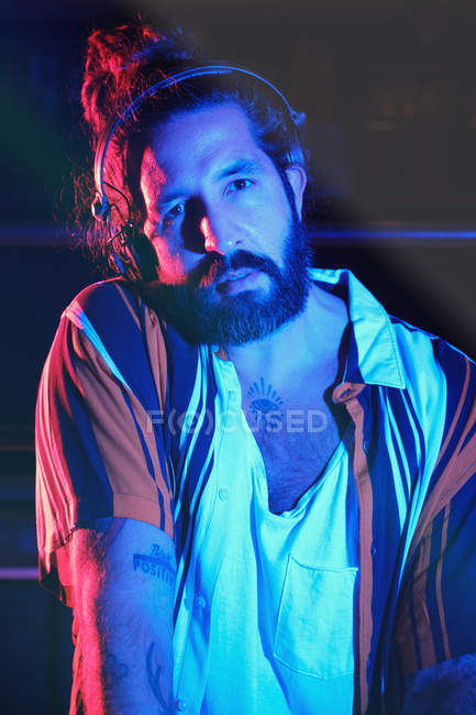 Портрет бородатого диджея, играющего диско в клубе — стоковое фото