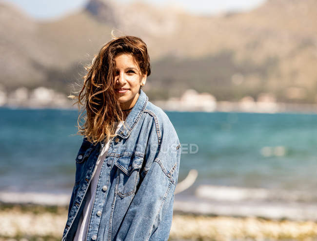 Junge Frau geht am Strand spazieren — Stockfoto