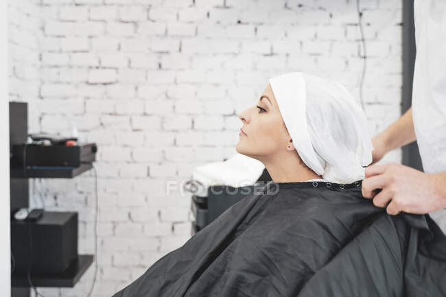 Стилист стирает волосы юной леди — стоковое фото