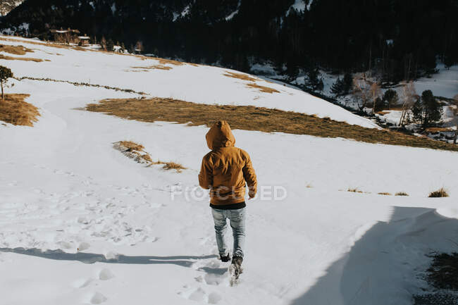 L'uomo cammina sul sentiero nel paesaggio innevato — Foto stock