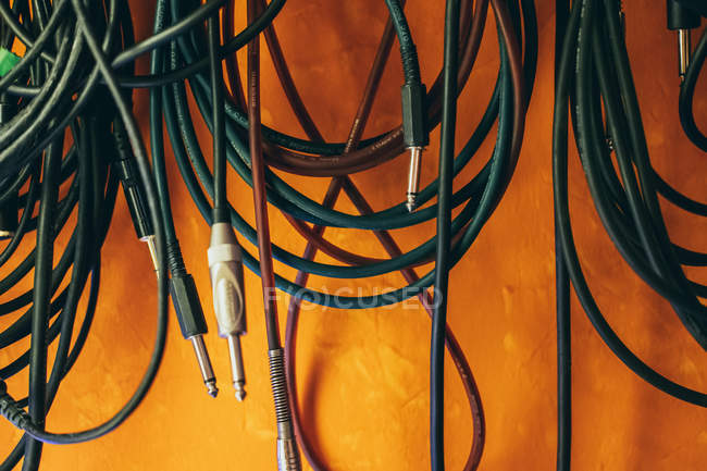 Цветная музыка стерео-кабели в студии — стоковое фото