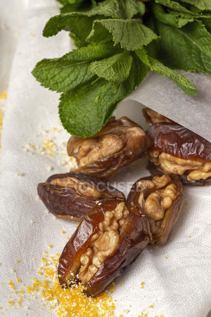 Collation halal pour Ramadan avec dattes séchées, figues et cannelle sur tissu blanc — Photo de stock