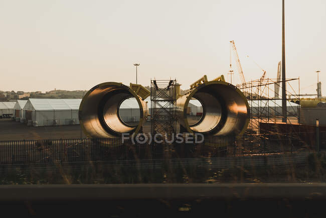 Nuovi grandi segmenti di tubi metallici gialli per la localizzazione dell'olio su terreni industriali — Foto stock