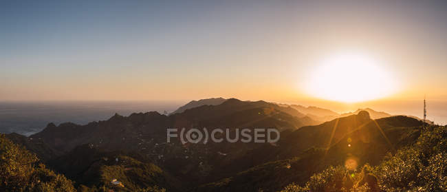 Blick auf den hellen Sonnenuntergang in den Bergen — Stockfoto