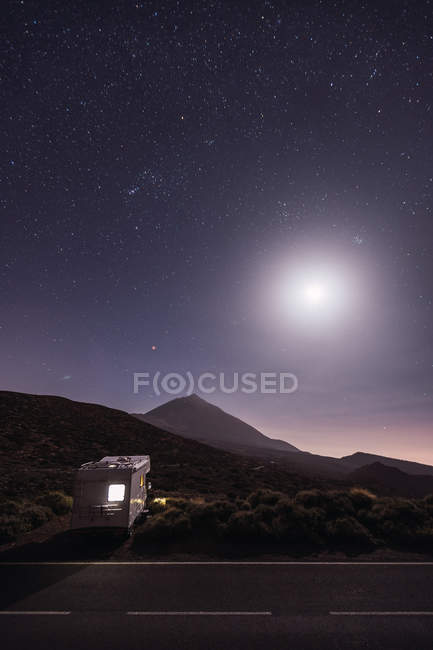 Traveling caravan in desert with bright moon and starry sky — Stock Photo