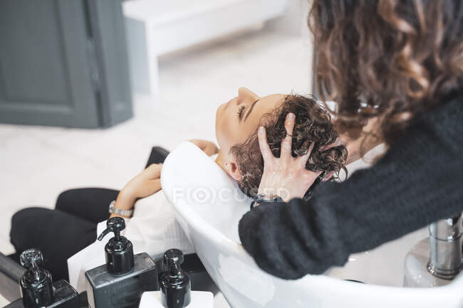 Стіл миє волосся для молодої леді. — стокове фото
