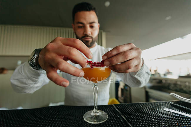 Barman prepara bebida alcoólica em bar — Fotografia de Stock