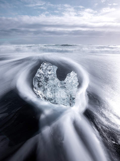 Enorme blocco di ghiaccio sulla costa a Diamond beach Islanda — Foto stock