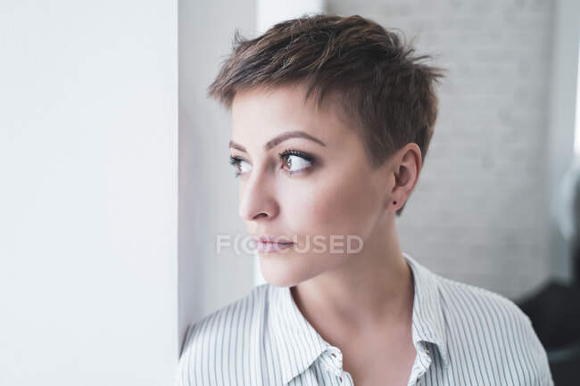 Ragazza posa dopo aver tagliato i capelli — Foto stock