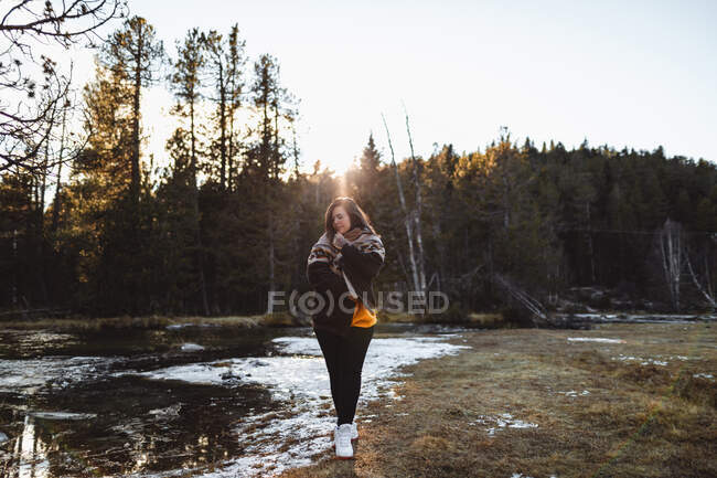 Joyeux jeune femme sur l'étang dans la forêt — Photo de stock