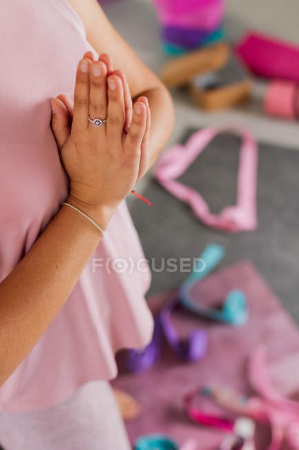 Close-up de mãos dadas em posição namaste enquanto pratica ioga no estúdio — Fotografia de Stock