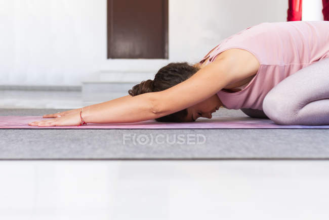 Flexible deportivo morena haciendo yoga pose - foto de stock