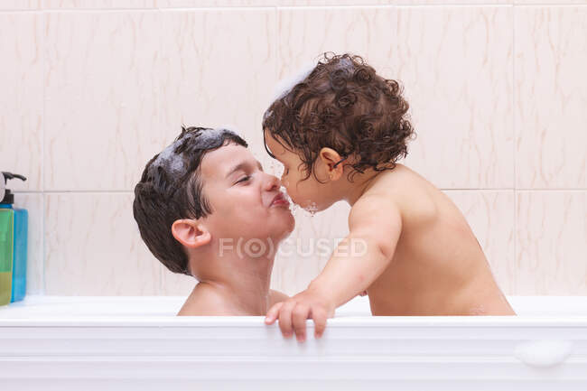 Мать сына в ванной видео. Любовь в ванной с сыном. Влюбленные Мамич сын в ванной.