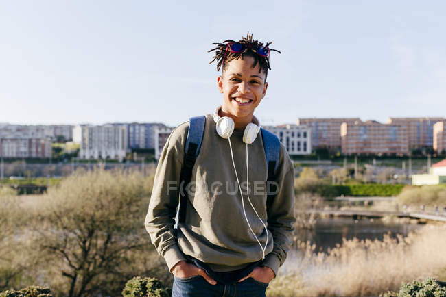 Jovem preto sorrindo homem olhando para a câmera — Fotografia de Stock