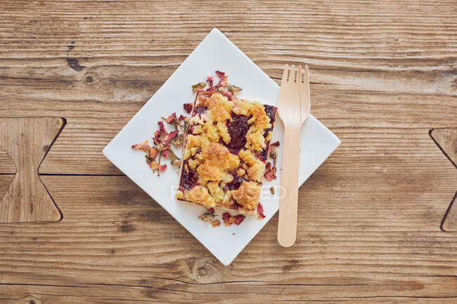 Von oben süße leckere Müsliriegel mit Nüssen und Trockenfrüchten, Beeren auf Teller mit Gabel im Café — Stockfoto