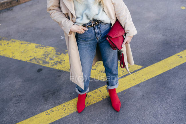 Close-up de mulher elegante de pé na estrada de rua — Fotografia de Stock