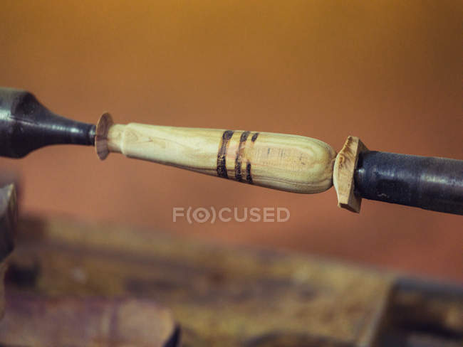 Manico in legno con marcature cotte nella vecchia fucina tradizionale — Foto stock