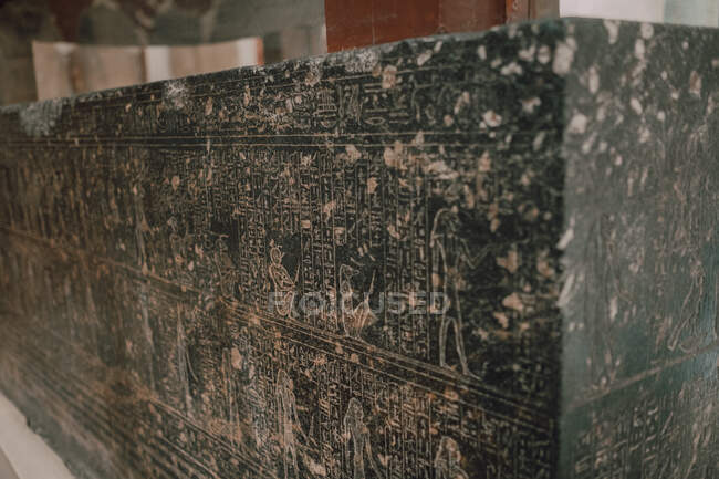 Cairo, Egypt - April, 12 2019: Ancient damaged stone with carved hieroglyphs displayed in museum - foto de stock