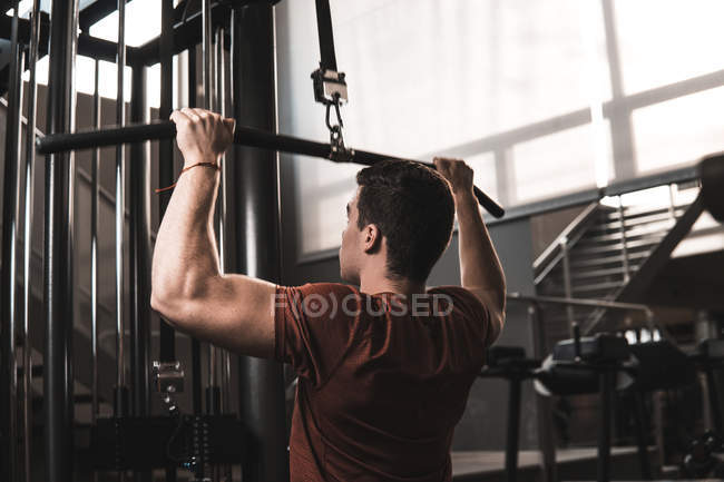 Jovem fitness homem formação em ginásio — Fotografia de Stock