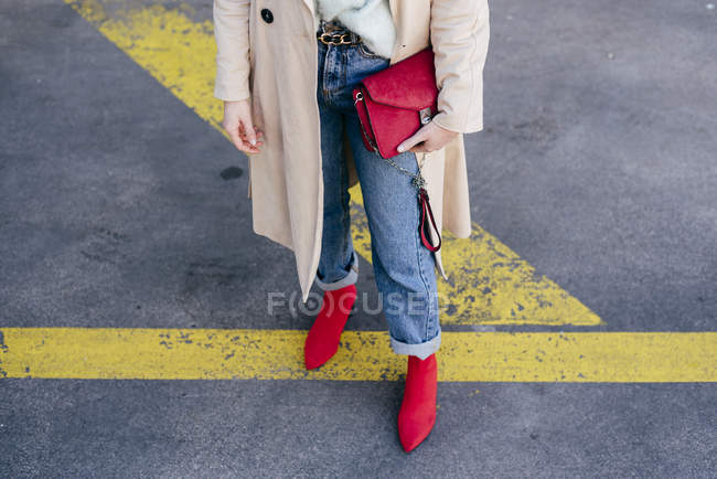 Nahaufnahme einer stilvollen Frau, die auf der Straße steht — Stockfoto