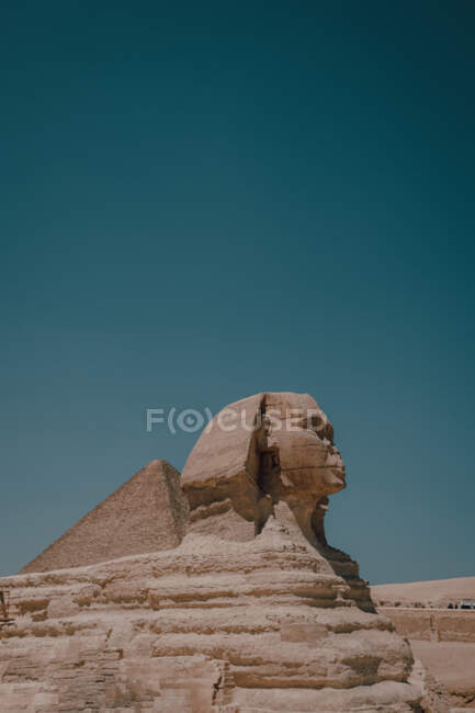 Вид большого сфинкса Гизы на безоблачное голубое небо в солнечный день в Каире, Египет — стоковое фото