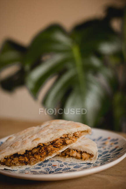 Servito hamburger cinesi appetitosi con maiale, anice stellato, cannella e panino caldo al vapore su piatto nel caffè asiatico — Foto stock