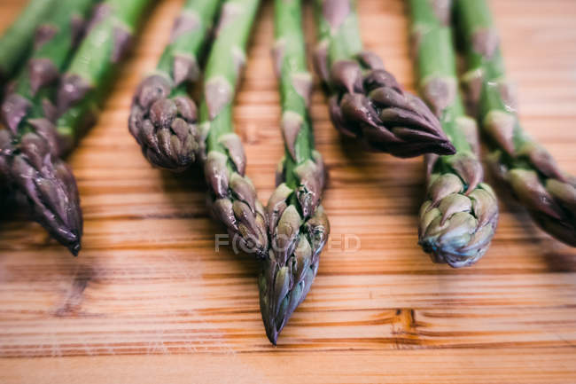 Primo piano di mazzo di asparagi verdi freschi su superficie di legno — Foto stock