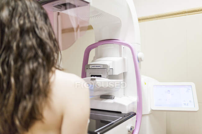 Paciente femenina junto a la unidad de mamografía digital - foto de stock