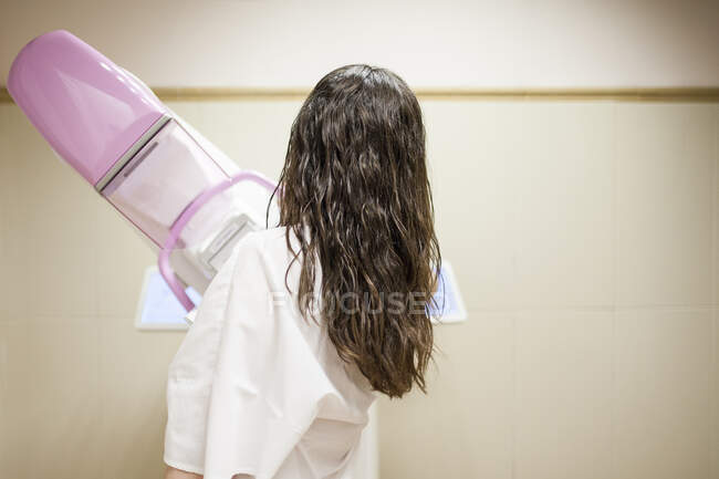 Paciente feminina ao lado de mamografia digital — Fotografia de Stock