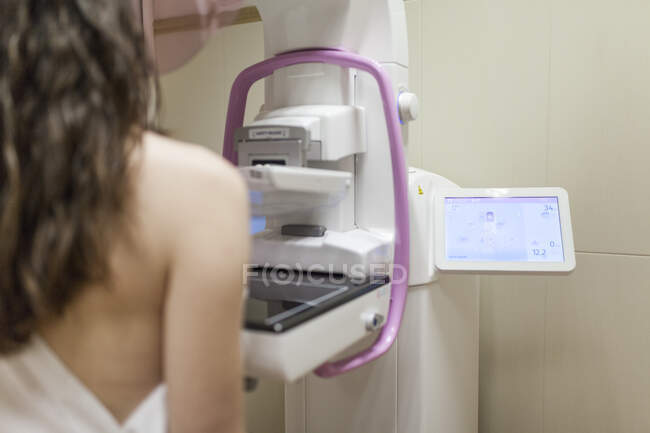 Vista posteriore della donna durante la diagnosi medica del seno nella clinica moderna — Foto stock