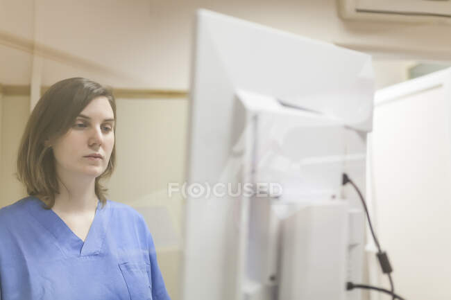 Médico femenino que usa equipo digital para mamografía - foto de stock