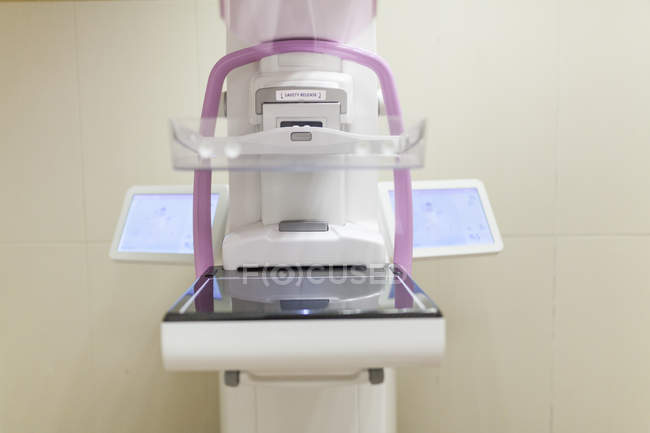 Unidad moderna de mamografía digital en la clínica - foto de stock