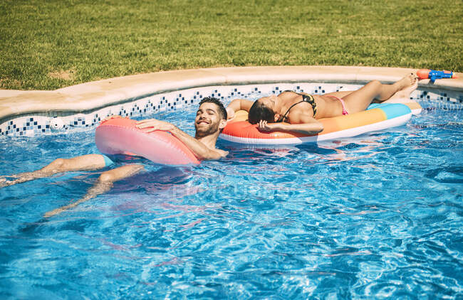 Man and woman floating together — Stock Photo