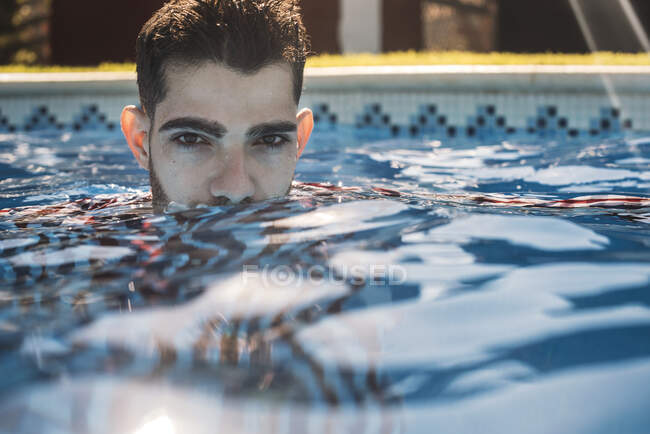 Hombre vestido en la piscina - foto de stock