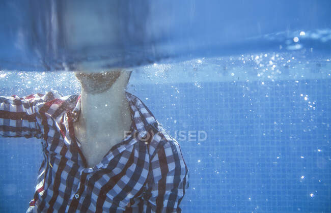 Homme habillé dans la piscine — Photo de stock